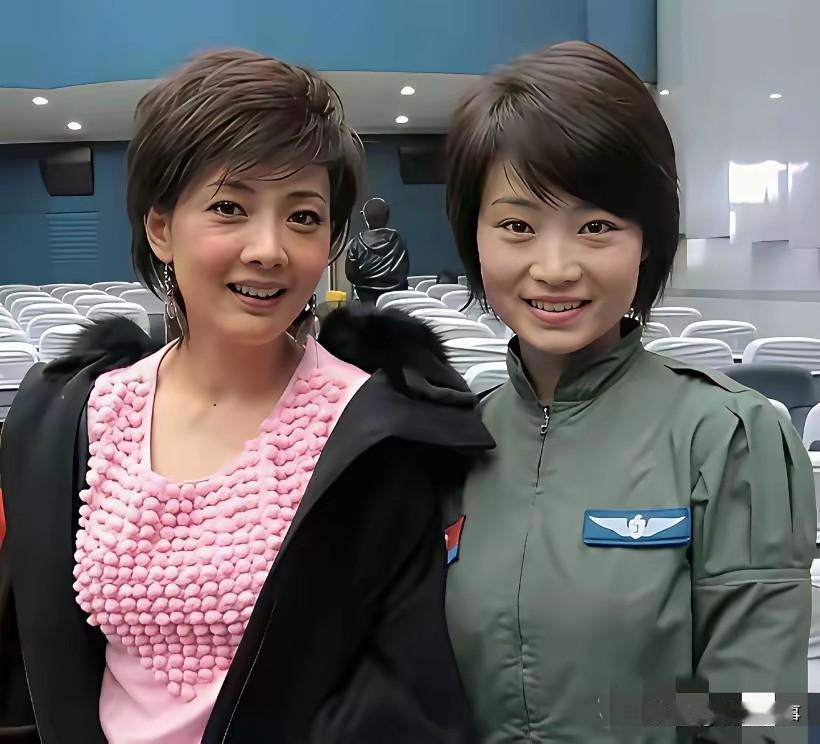 2010年，牛莉与女飞行员余旭春晚后台留影。镜头下，牛莉妆容精致，身穿黑色外套搭