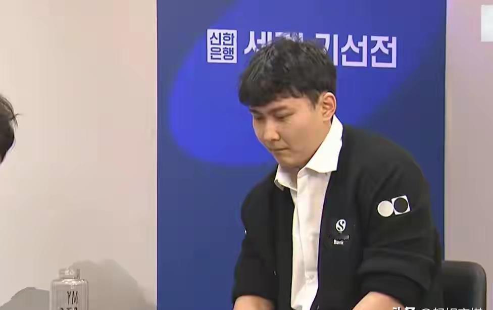 他刚被称为“世一官”，就在朴廷桓面前又输掉1.5目。对朴廷桓2胜10负，中盘绞