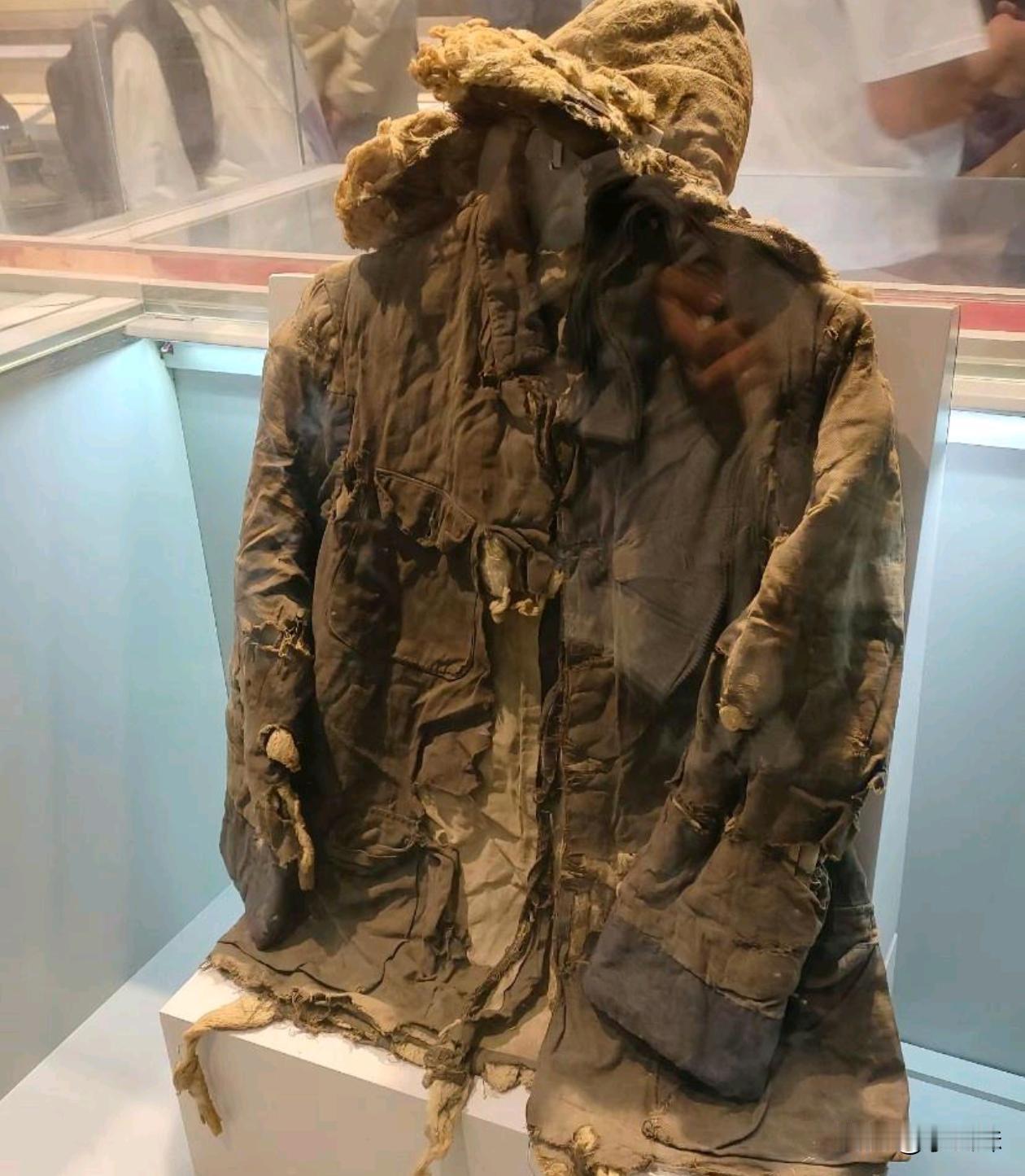 那时候的老百姓衣服缝缝补补，得吃多少苦挨多少饿啊，珍惜现在的和平幸福生活