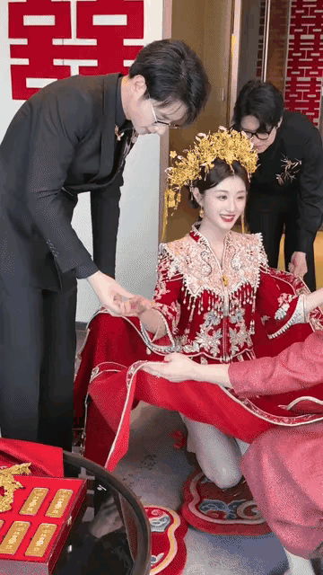 这个新娘拥有这么多金首饰，而且她佩戴的这些首饰做的特别好看，看来这个家庭不是一般