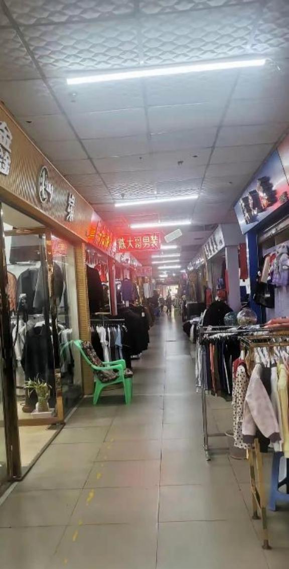 为什么唯独在我们中国，电商彻底干趴了实体店？这么说吧，同样的东西，网上卖300，