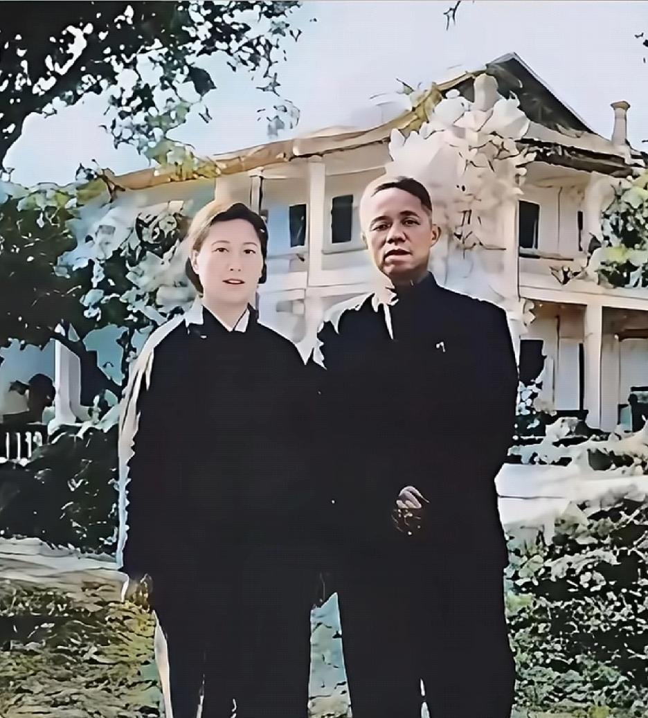 1970年，韩先楚和夫人刘芷的一张合影。韩先楚，这位从湖北黄安走出的开国上将，一
