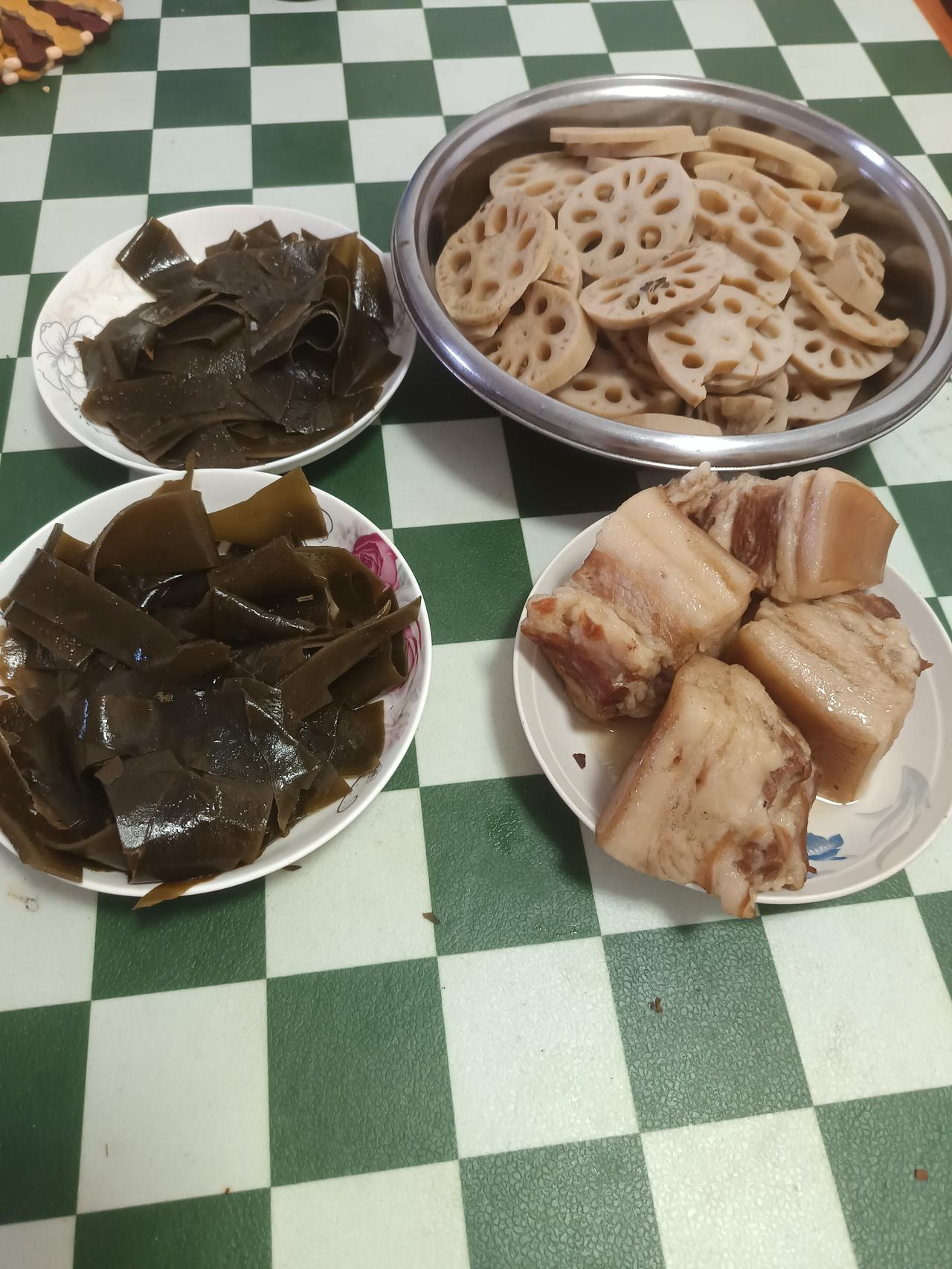 帮女儿做晚饭已成了我的习惯，早晨九点钟去超市买了莲藕，五花肉，海带和卤料回家自己