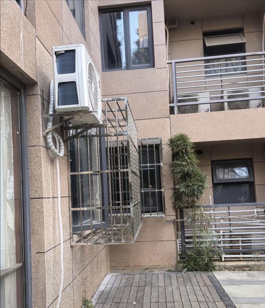 一邻居妹妹帮哥哥管卡十年，平时转账都是微信说一声，谁也没留个字条。那天哥哥一查余