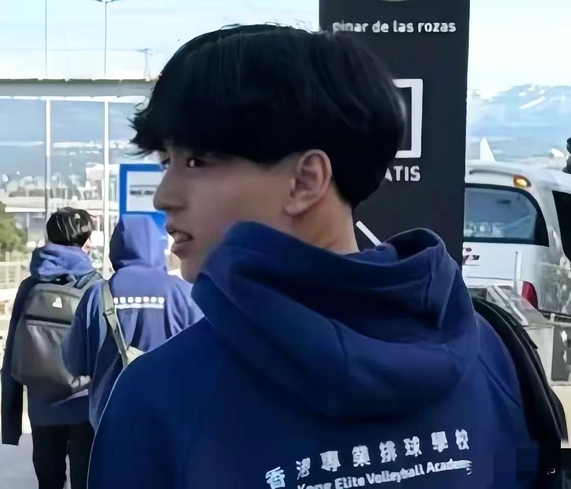 张柏芝晒出二儿子谢振南近照，真的超级帅！15岁的小Q在西班牙征战国际排球赛，身