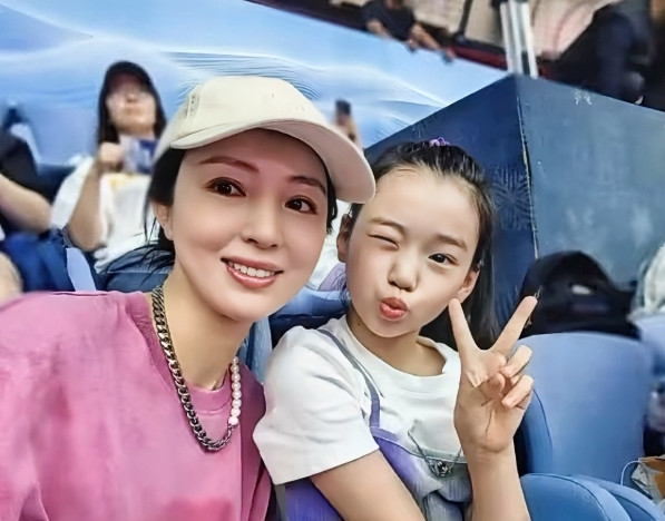 强势的妈妈是养不出小酒窝这样性格的孩子的。董璇的女儿小酒窝在镜头前面永远是落