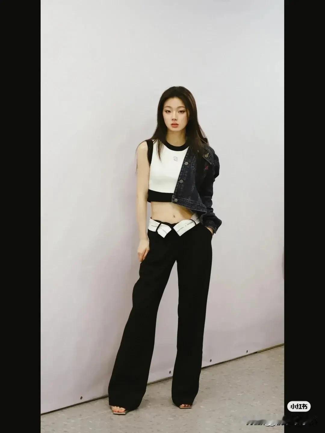 单依纯说，我现在不会穿，我不喜欢的衣服，去台上的。不然我会不高兴的！露不露关系不