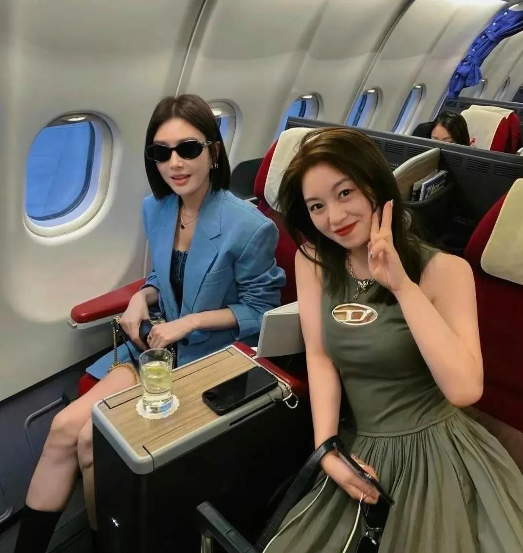秦岚的头等舱状态也太绝了吧！偶遇46岁秦岚坐飞机，头等舱里的她状态直接惊艳