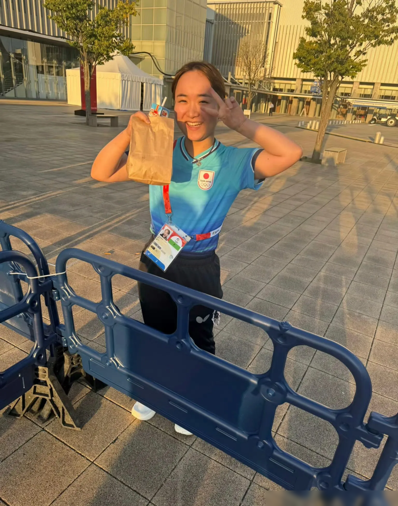 输给国乒00后小将那一刻，26岁的伊藤美诚望向看台，那里坐着她这辈子最感激的男人。首届亚运之旅，女团