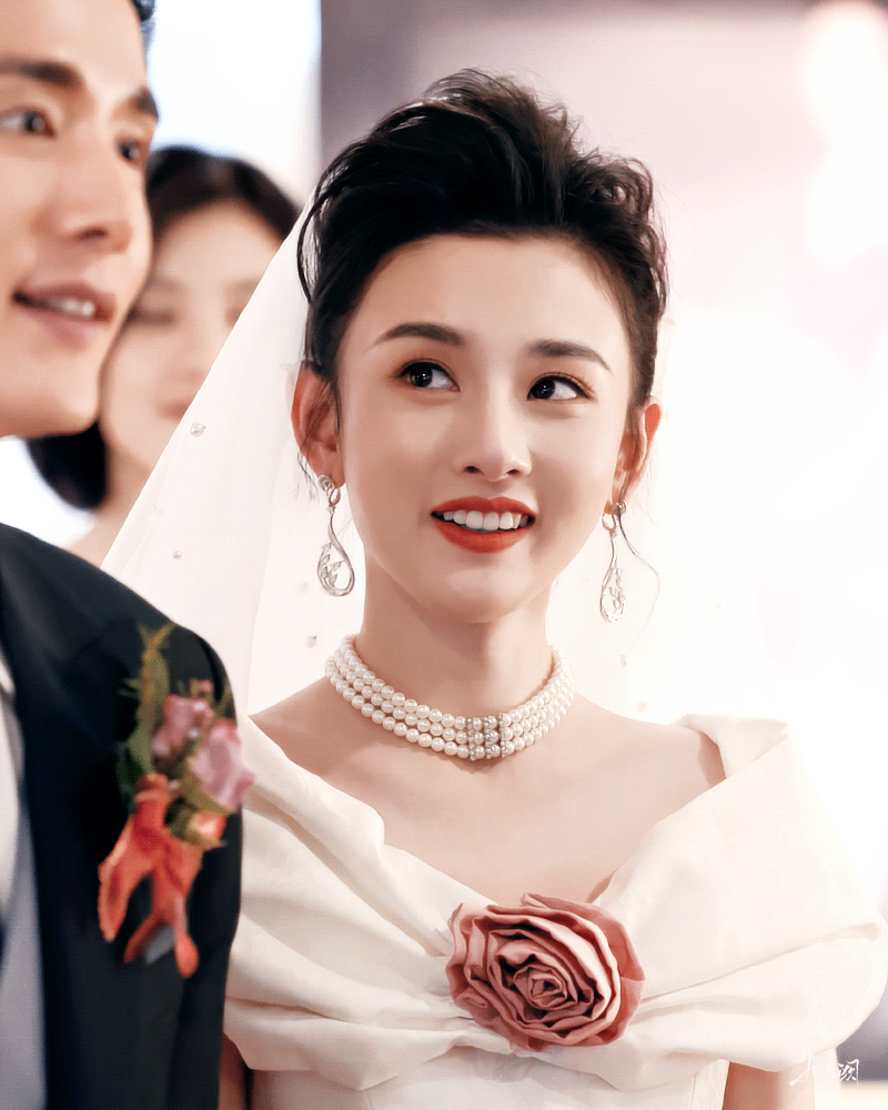 宋祖儿的几次年代剧婚纱照都还挺好看的​​​