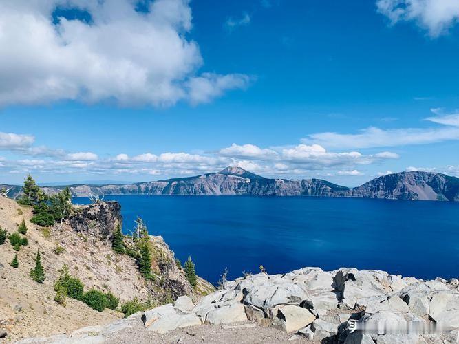 有人觉得养老金低。国家必须无条件给予提高，彰显正义。闹养老金的人是为民请命，是正