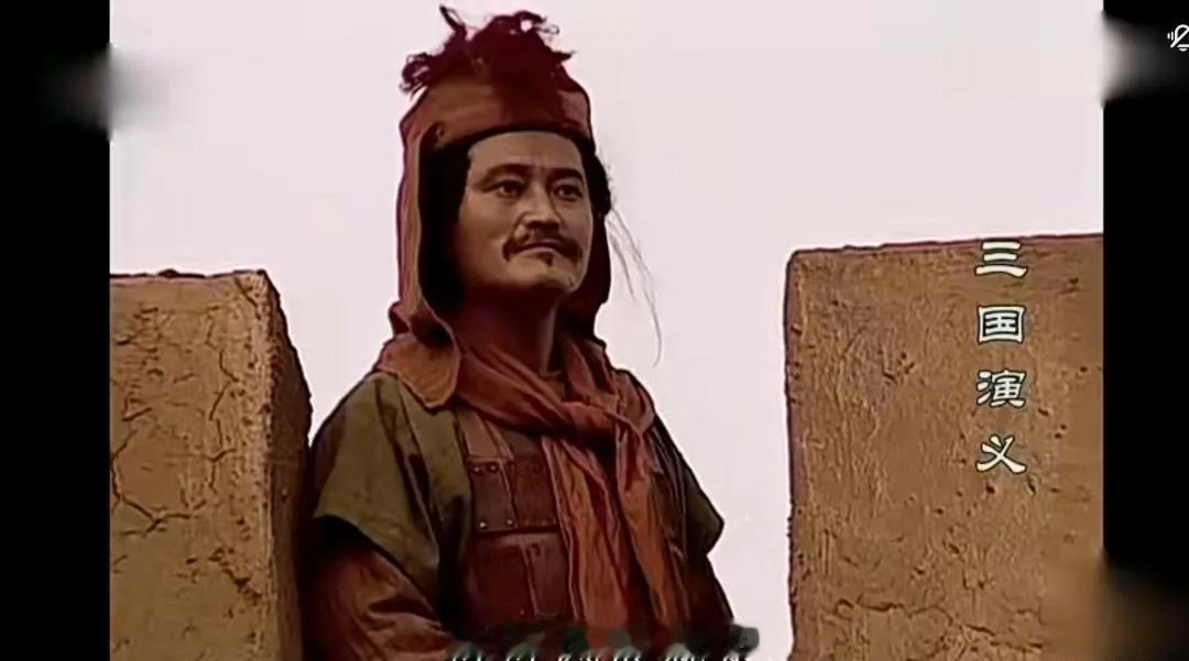 这位守城的小卒，长的像谁我不说大家也知道吧。看过老板三国演义的人都知道，剧中