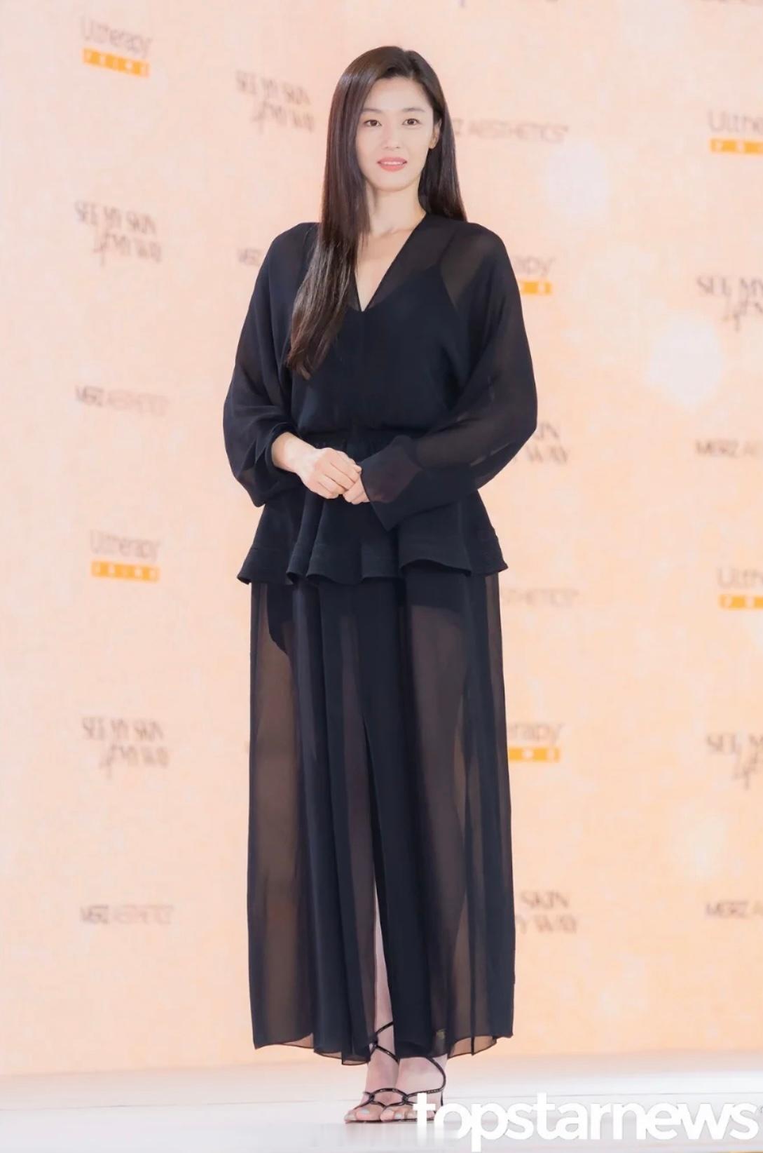 全智贤全智贤姐新做的长发造型参加活动穿长裙长发还是更女神的（之前刚剪了短发）
