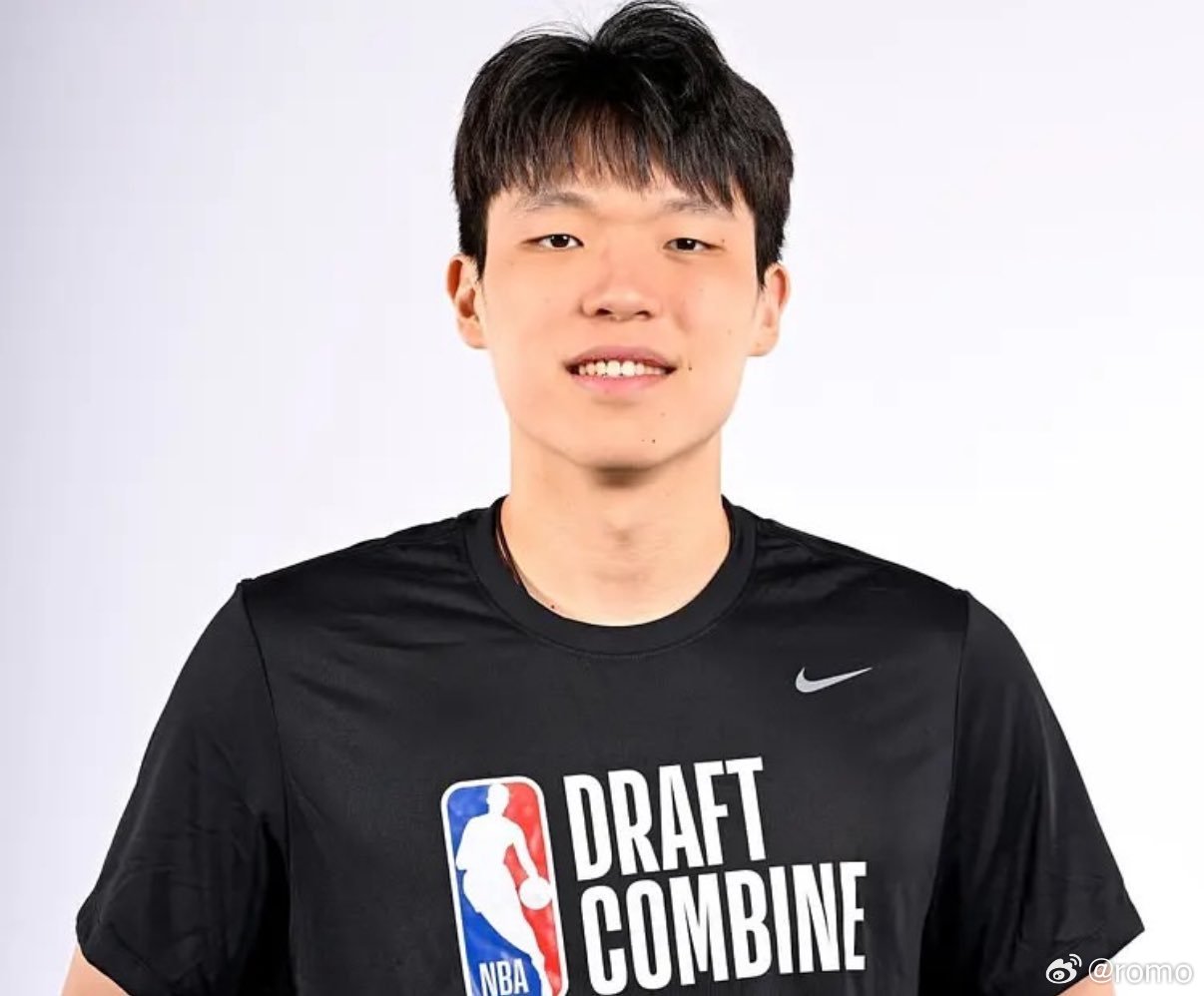 杨瀚森在2025年NBA选秀联合试训中的身体测量数据：-赤脚身高：7英尺1英寸
