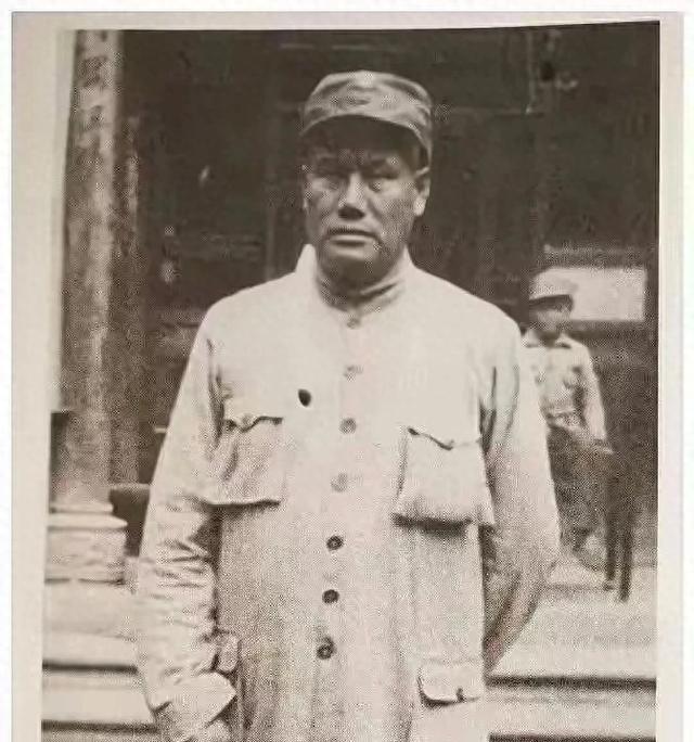 1939年，延安，贺龙汇报工作。说到人事，他顺口提了一句：有个老部下，跟着我