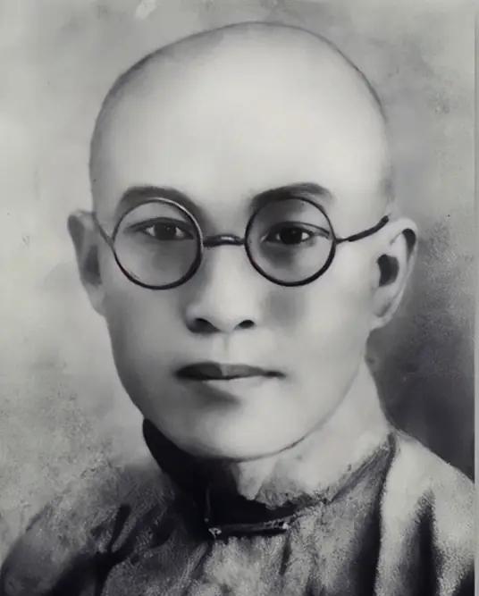 1956年5月底，毛主席在武汉东湖宾馆视察时，突然对秘书梅白说：“有一个人，白天