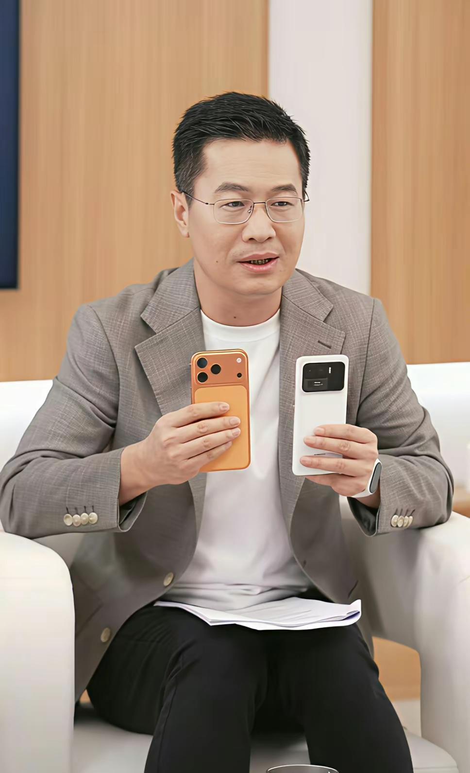 这是小米的卢氏比法吗？在直播间，卢伟冰是直接拿出了自家的小米17系列手机，进行