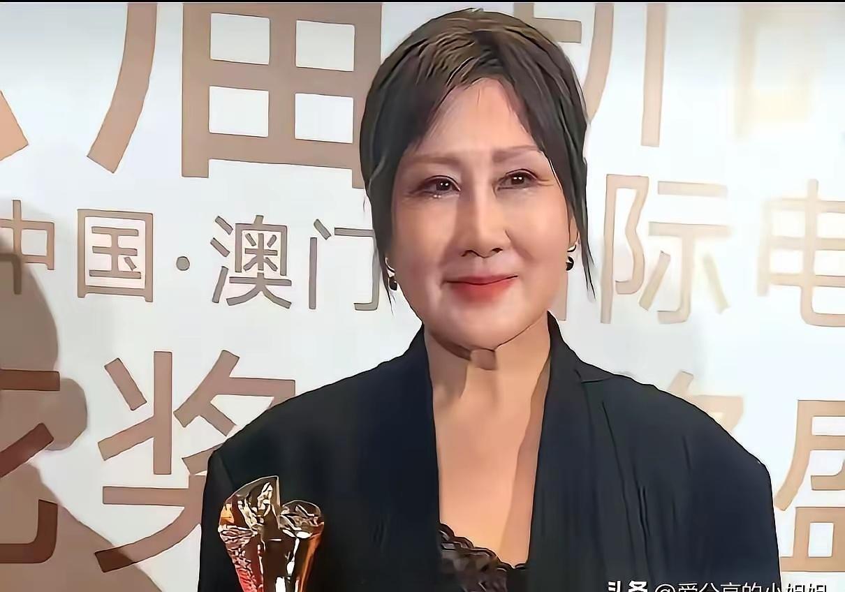 花大价钱跑到韩国折腾一圈，62岁的张凯丽皱纹倒是真没了，两坨鼓囊囊的苹果肌也硬拔