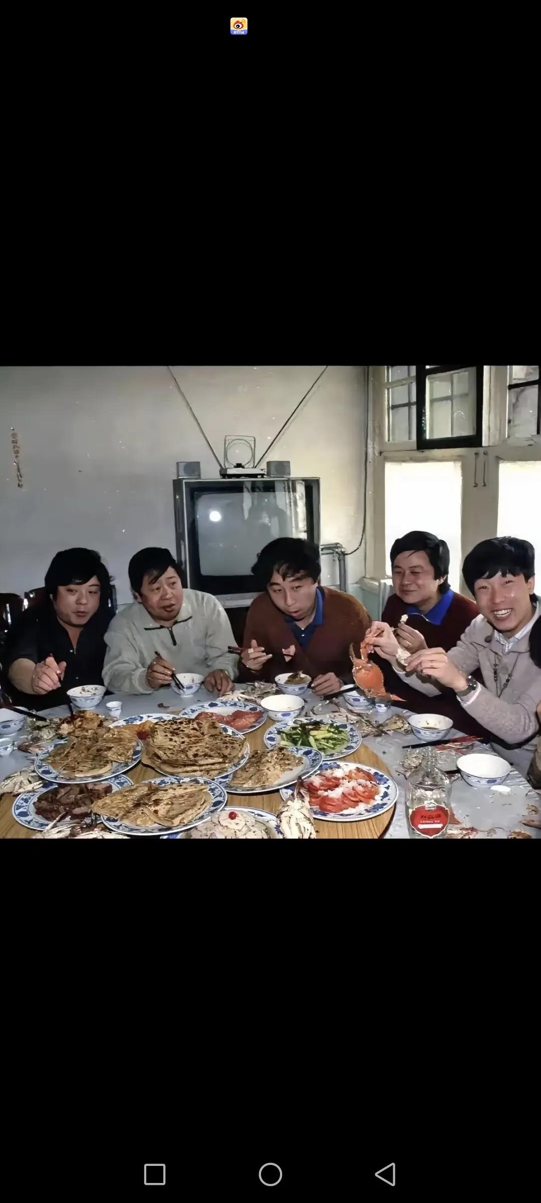 90年代著名相声演员马季家里，宴请相声圈里的人，一眼认出冯巩，那时的他真年轻啊。
