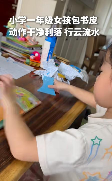 一年级小姑娘直接火上人民日报！9月1日人民日报报道，浙江，刚领到崭新课本回家，她