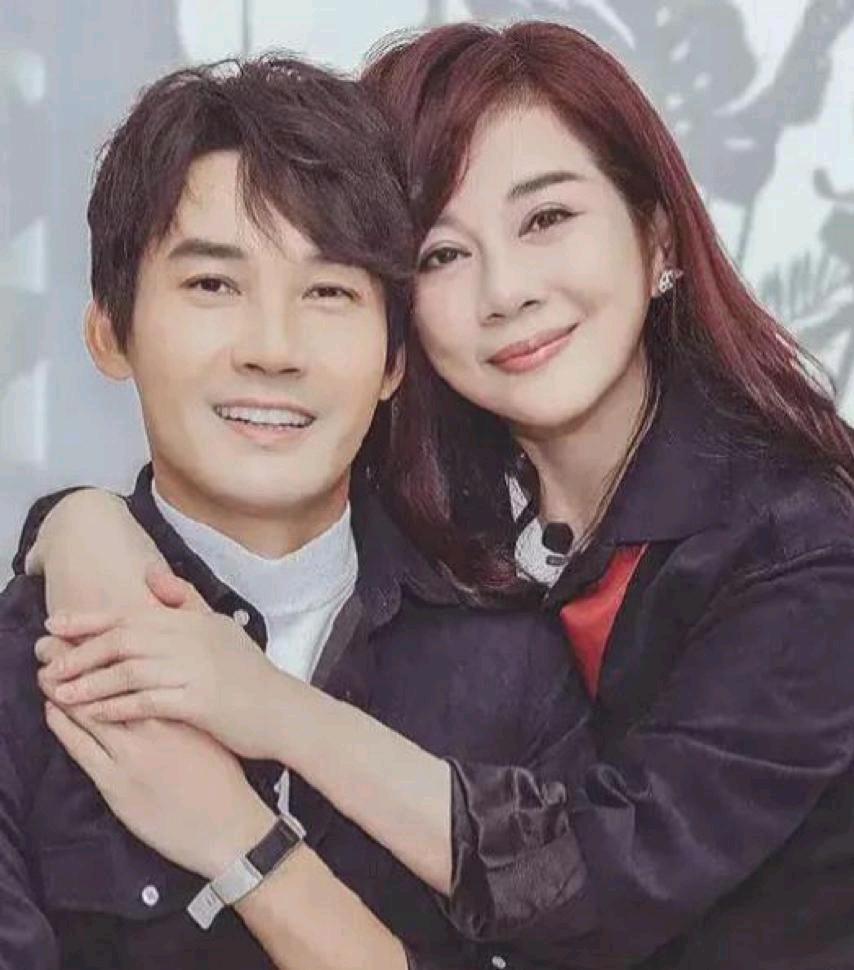 他26岁那年，拼命追一个34岁、有病、不能生、还穷的女人。所有人都说他疯了。他妈