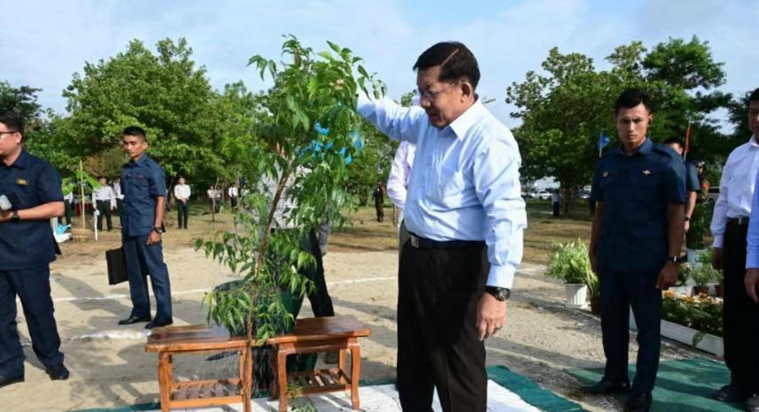 敏大将提出新要求，就是把缅甸42%的森林覆盖率，全面提高到50%以上！敏大将种树