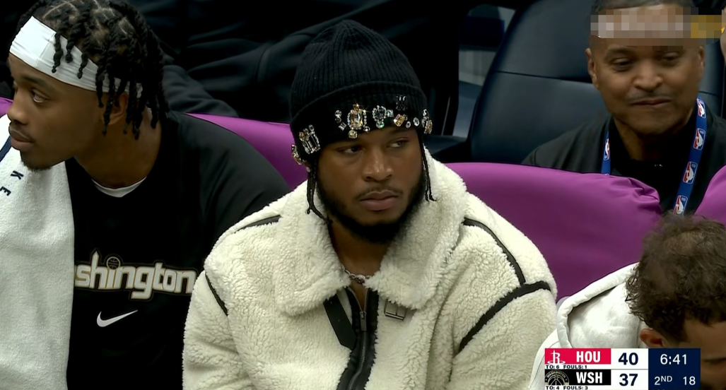 奇才大将惠特摩尔真是太落寞了！在今天奇才主场迎战火箭的比赛中，当时比赛进行到了第