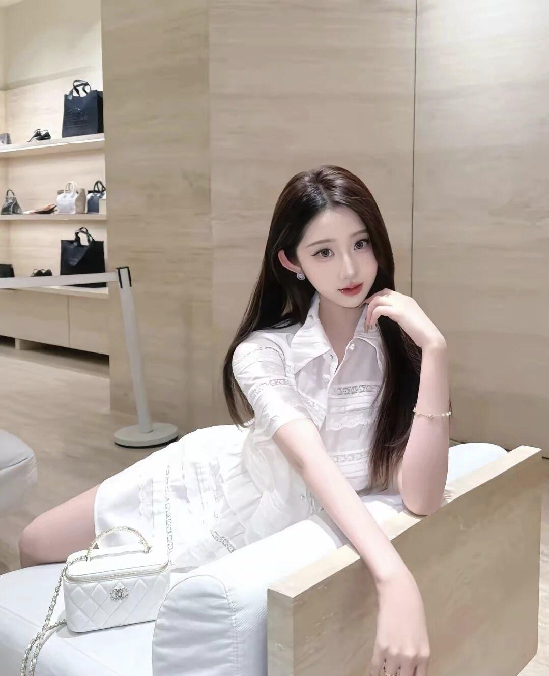 纯白系穿搭解锁轻奢氛围感，在精致的空间里，捕捉一份优雅的松弛感，白色的包包与裙装