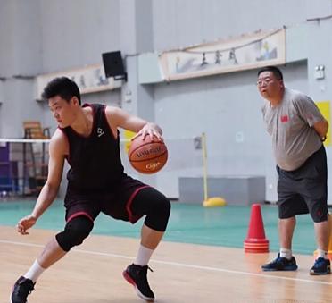 首个D类顶薪球员出世，他就是同曦队的祝铭震，这也就让他成为了继郭凯、张宁之后第三