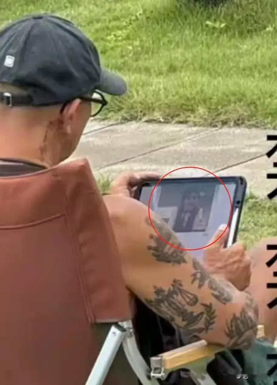 太假了！感觉具俊晔像在做秀摆拍！剧情如下：烈日炎炎，具俊晔坐在大S墓房，深情