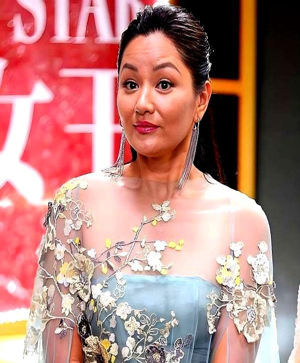 53岁的瞿颖彻底撕掉了女明星最后一张体面面具。她没领证没生娃，却在泰国清迈带大了