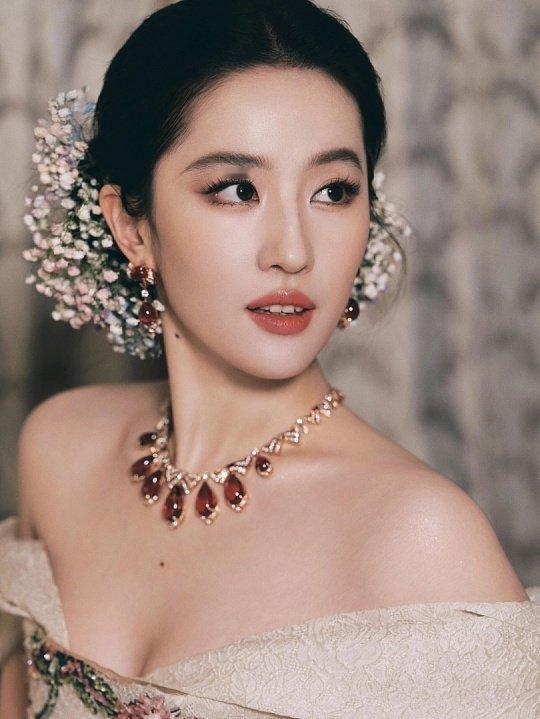 刘亦菲老钱风穿搭刘亦菲的老钱风穿搭，是刻在骨子里的松弛与贵气！无需堆砌奢华Log