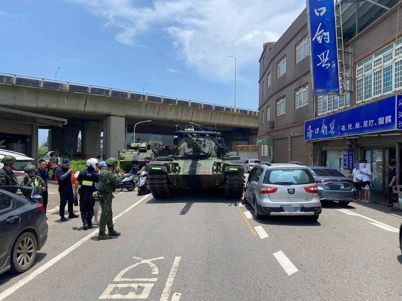 中国东南某省，一辆坦克欺负一台小汽车。马路那么宽，这辆坦克明显压线了，最终把一