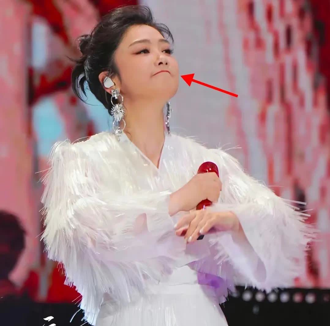 现在全网最郁闷的就是玲花吧她肯定想不通筷子兄弟能够合体客串曾毅的