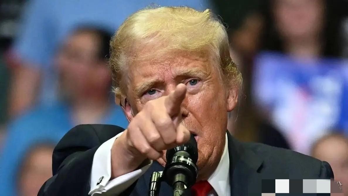 以色列这回真把“财神爷”给惹毛了！导弹一通乱炸，伊朗油库瞬间变火炬，德黑兰黑