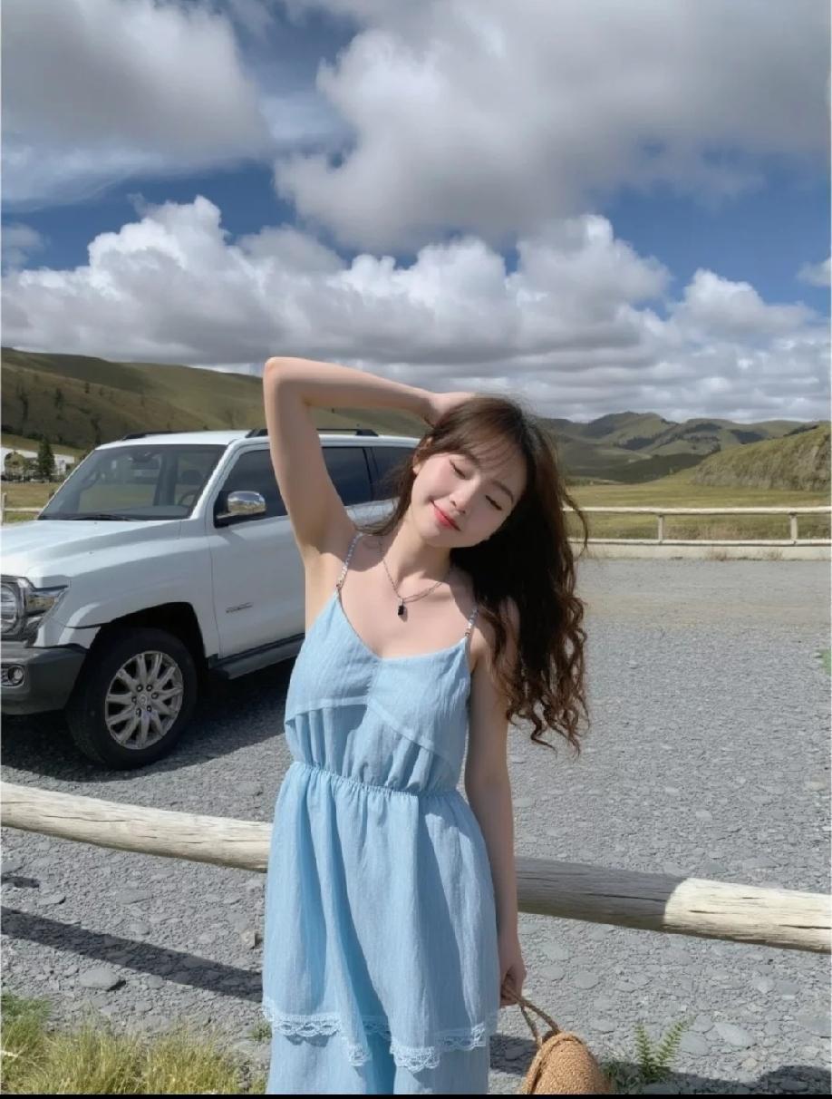 男同事凑过来摸手搭肩，嘴里说“你老公经常不在家，用得上我给我打电话”。旁边几个男