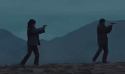 杨紫这拿枪姿势太不专业了吧，拍戏还是得仔细琢磨一下