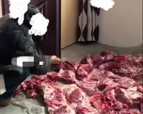 近日，湖北，父母养了一年的猪杀了，儿媳回家挑选好的，拿走了一半，丈夫让妻子把猪苗