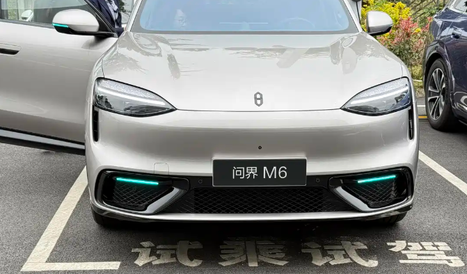 到店实拍问界M6:体量感不输M7，细节都是加分项从实际观感上来看，虽然问界M6