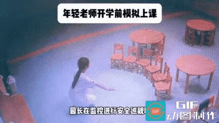 破防了。四川，空荡荡的教室没有一个孩子，一位年轻女老师却蹲在一排排空椅子前，独自