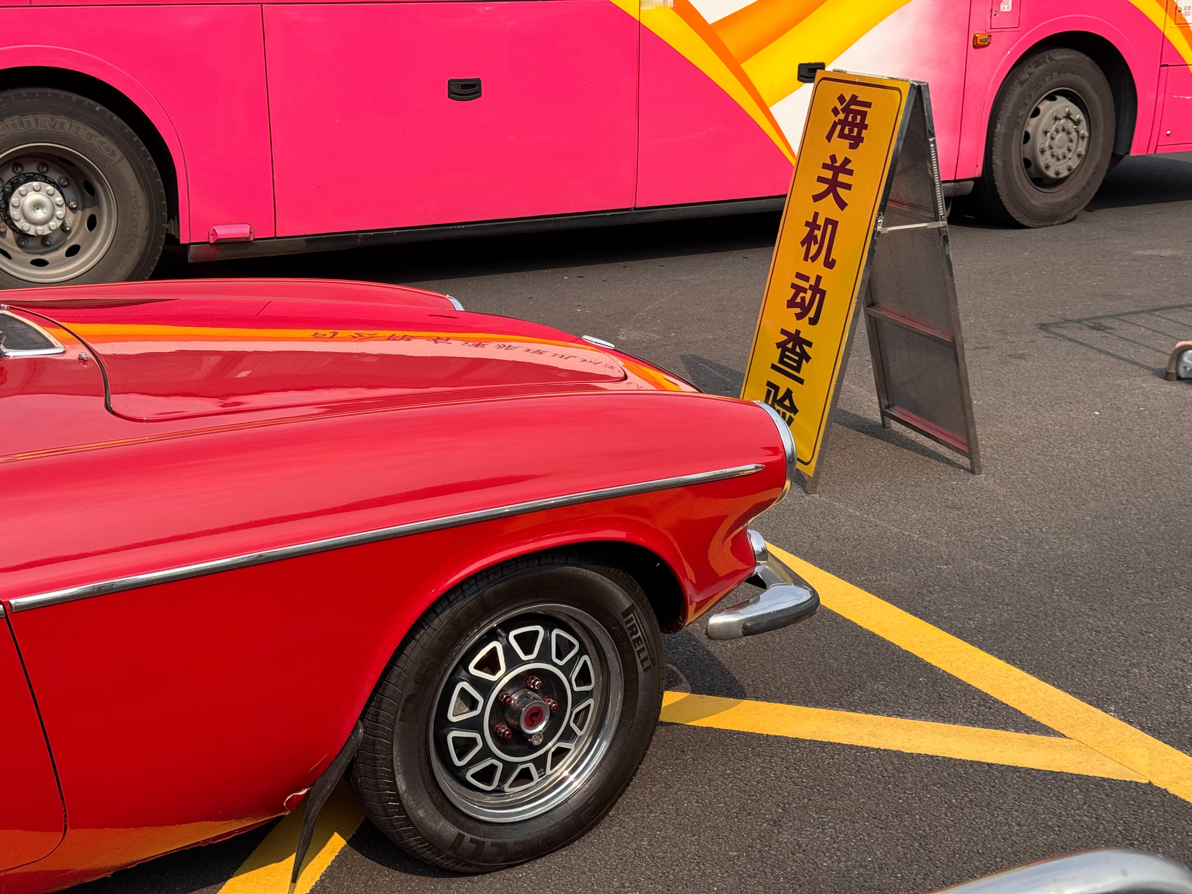 和这辆小汽车从香港过关到内地，这种感觉还是挺奇妙的。虽然和北上的港车都是走一条路