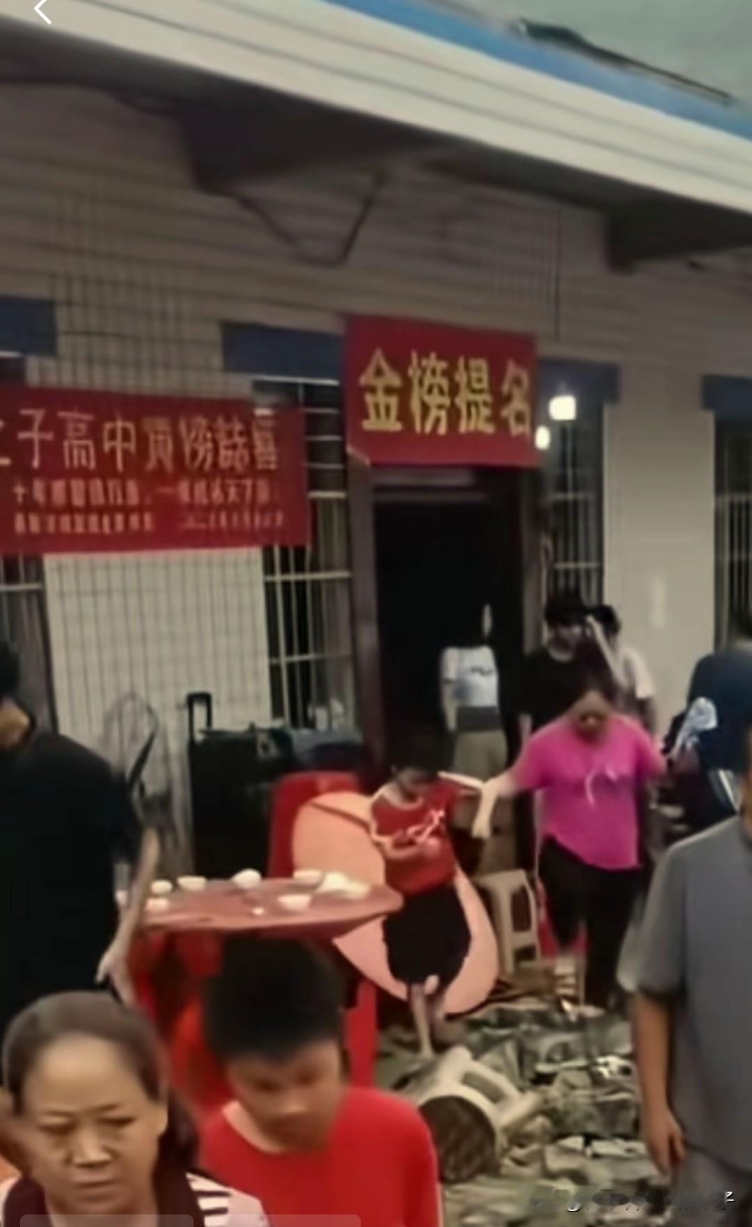 升学宴盛行，只为收礼金？四川升学宴变升天宴，横幅就有大问题！8月18日下午5