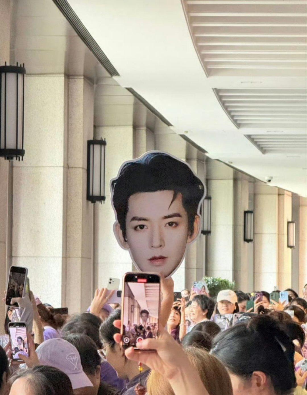 邓为Dior7月25日（今天）上海太古汇活动这次准备应援物的邓为粉丝是伊藤润二的