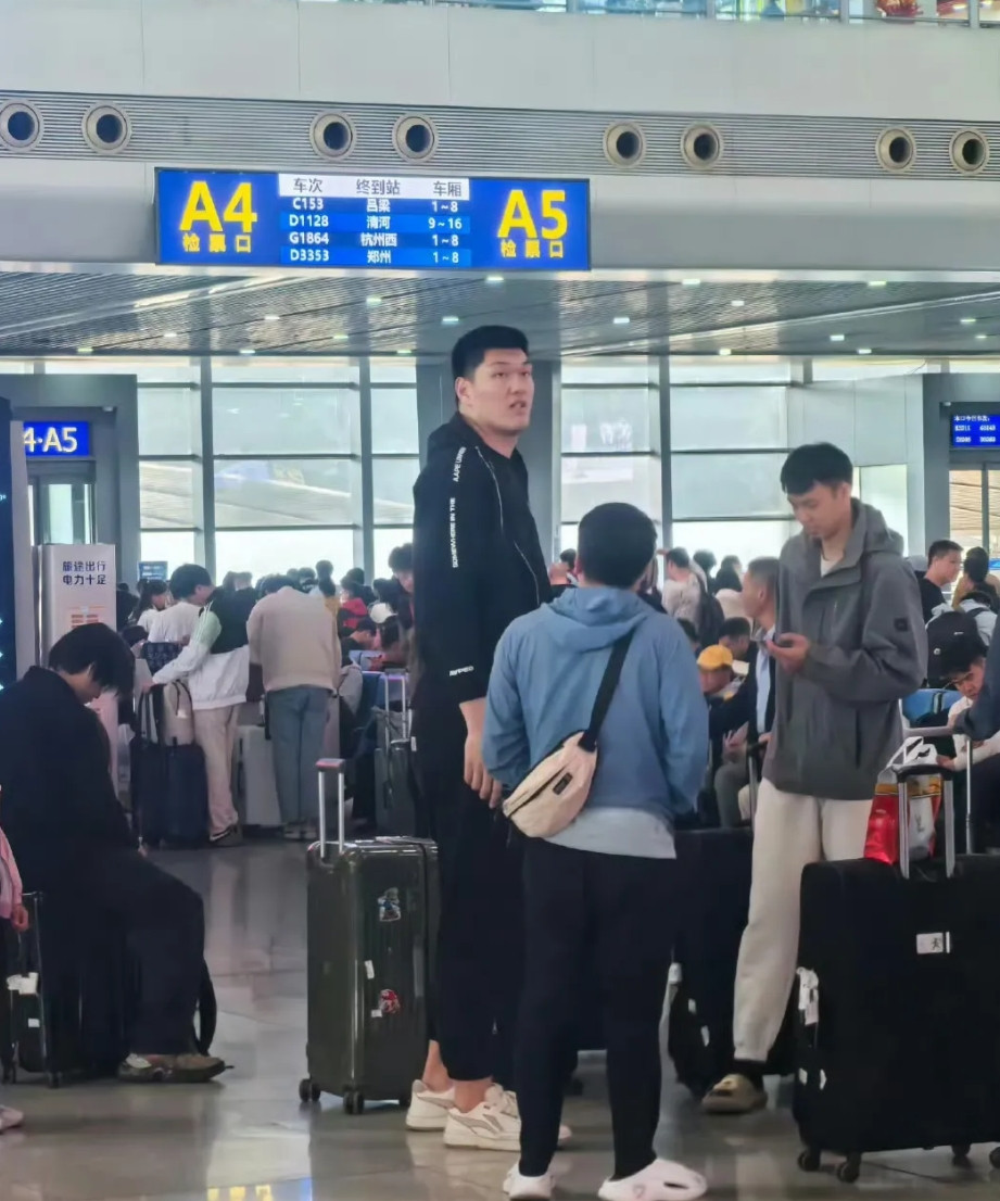 /山西男篮铁塔刘传兴刚踏进北京机场航站楼，就遭遇了CBA赛场外的