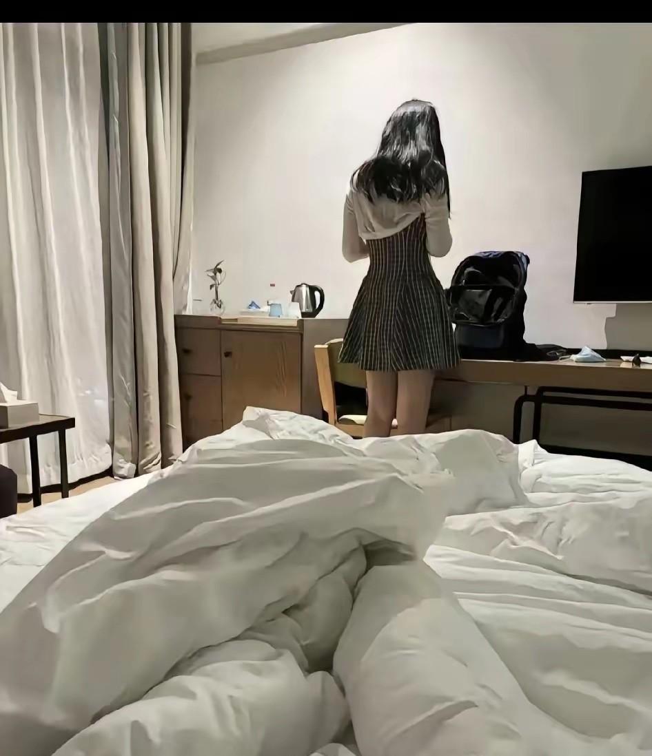 我兄弟昨天刷到一条短视频，说有人花十万块把嘴整成“微笑唇”，结果笑到半夜脸抽筋。