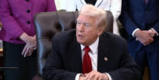 特朗普总算不再硬撑了，11月6号这老哥在白宫接受采访时，破天荒地承认自己搞的关税