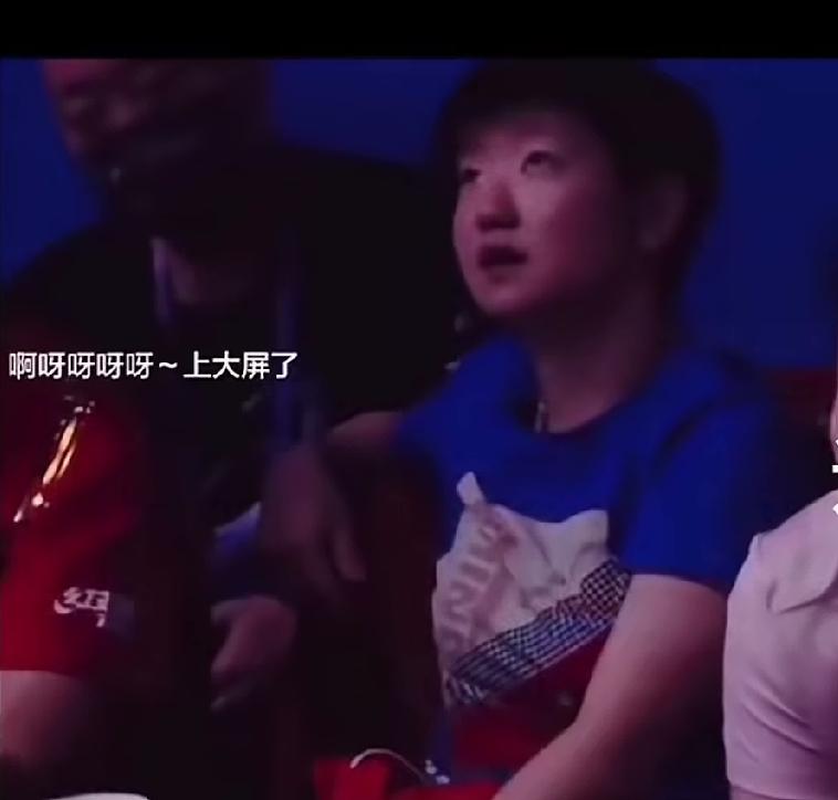 太突然!莎莎前一秒还把手放松的放旁边座椅上，下一秒一抬头就看到大屏幕正对着自己