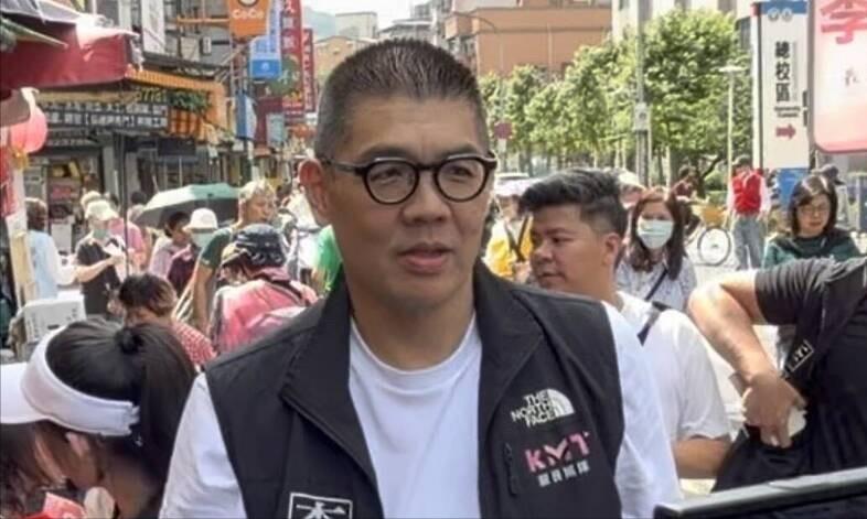 深耕台南基层多年的蓝营强将谢龙介，在自己的选战冲刺阶段抛出了一份相当有“讲究”的
