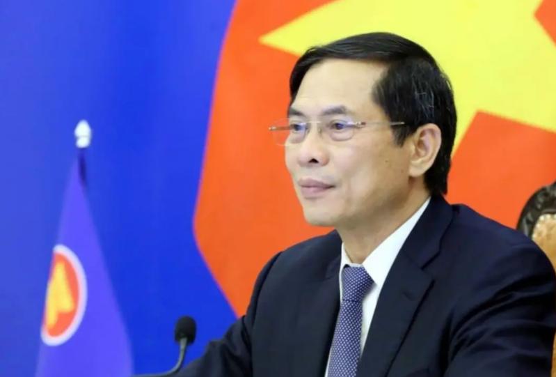 越南高层现在怕是要坐不住了。7月12日，美菲等14国刚把南海仲裁的旧账翻出来给中