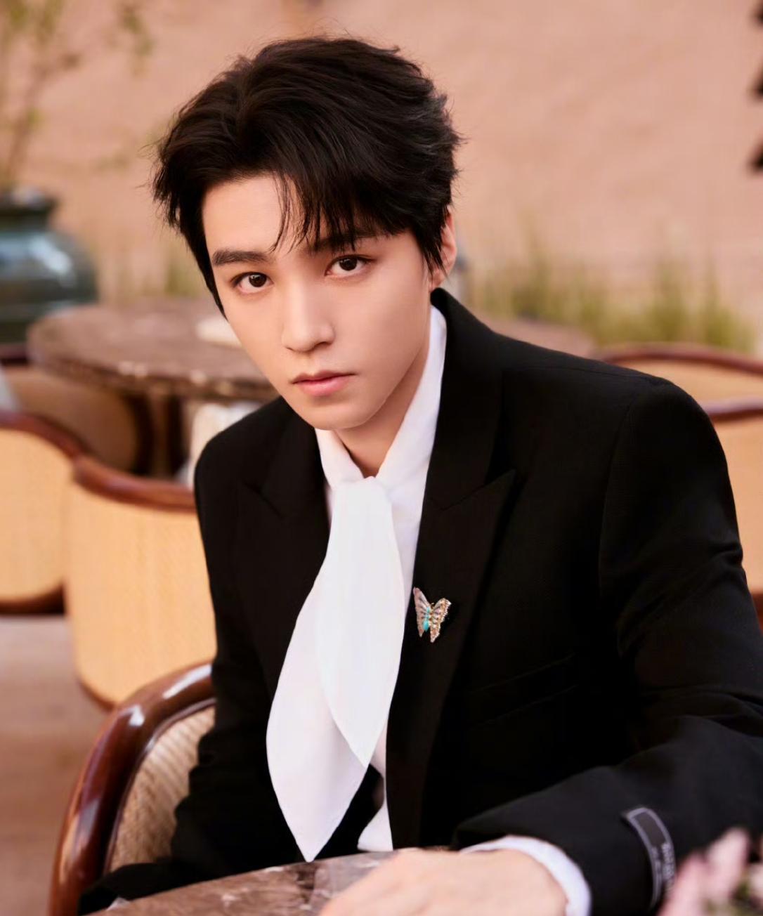 #王源评论祝王俊凯生日快乐#王俊凯26岁生日，王源祝福虽迟但到：“兄弟生日快乐